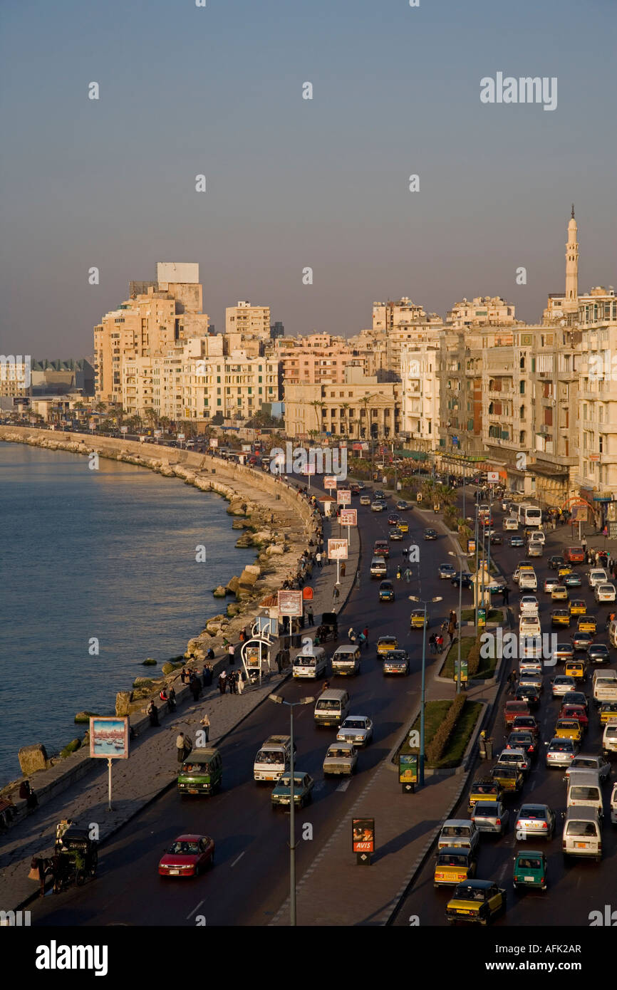 Il traffico si accumula lungo la corniche in Alessandria, Egitto Foto Stock