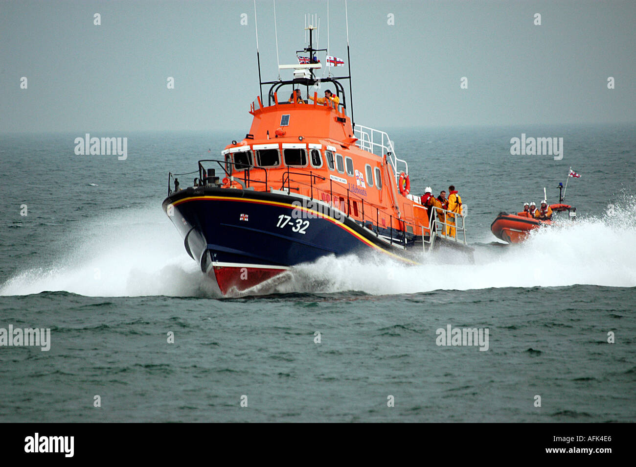 Il Weymouth scialuppa di salvataggio in mare al largo della costa di Dorset Foto Stock