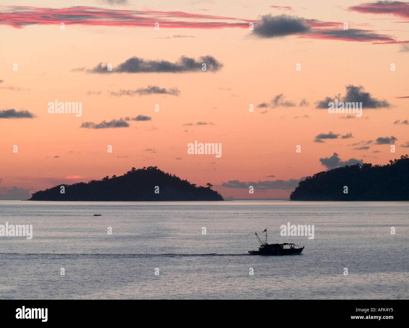 La pesca in barca al tramonto le piccole isole parte del Parco Nazionale Tunku Abdul Rahman, sul mare della cina del sud, Kota Kinabalu, Sabah, Malaysia, Foto Stock