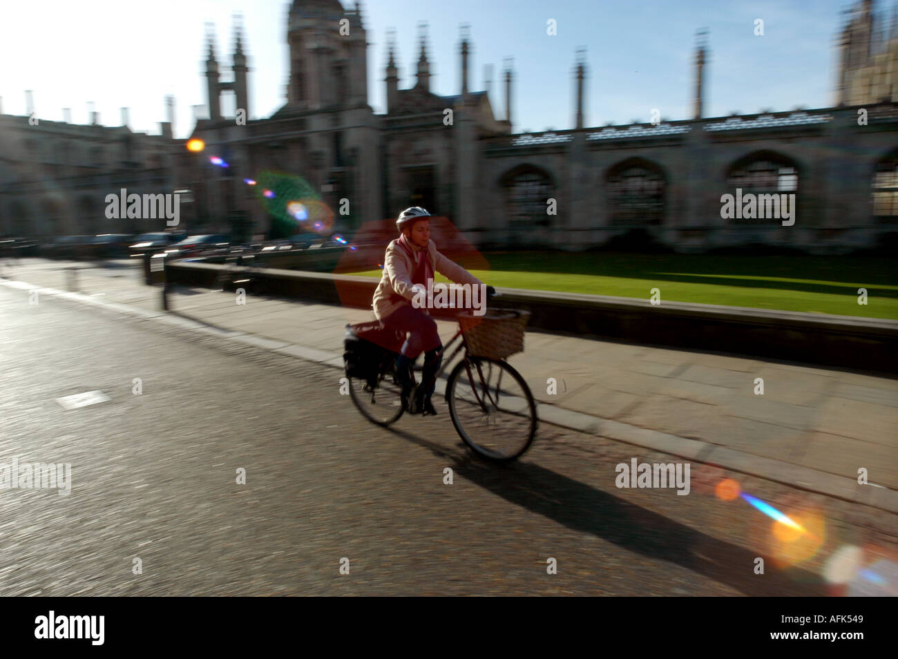 Cambridge, Inghilterra. Studente utilizzando le biciclette per ottenere intorno alla città universitaria di Cambridge passando il Kings College. Foto Stock