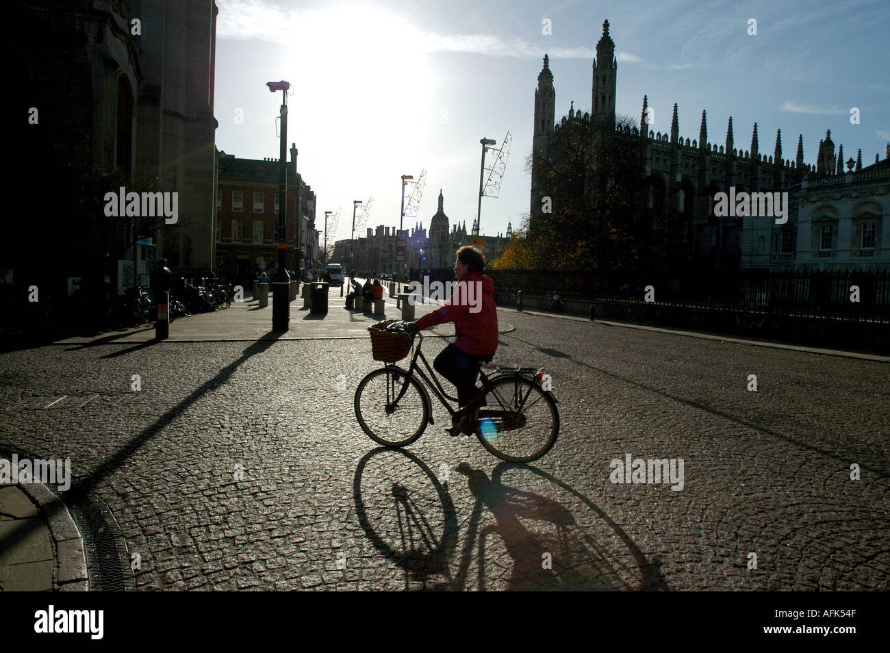 Cambridge, Inghilterra. Studente utilizzando le biciclette per ottenere intorno alla città universitaria di Cambridge passando il Kings College. Foto Stock