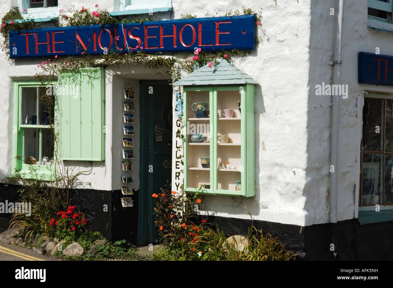 Un negozio di artigianato vende curiosità per i turisti al vecchio villaggio di pescatori di Mousehole, Cornwall, Inghilterra Foto Stock