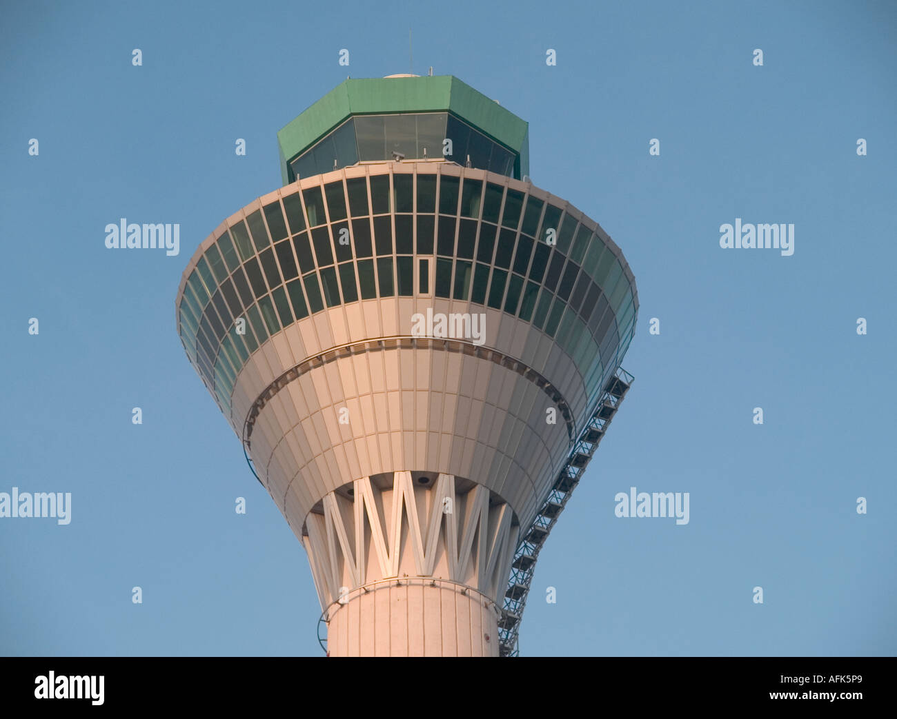 Dettaglio della parte superiore del controllo del traffico aereo tower, Sepang, l'aeroporto internazionale di Kuala Lumpur, Malesia. Foto Stock