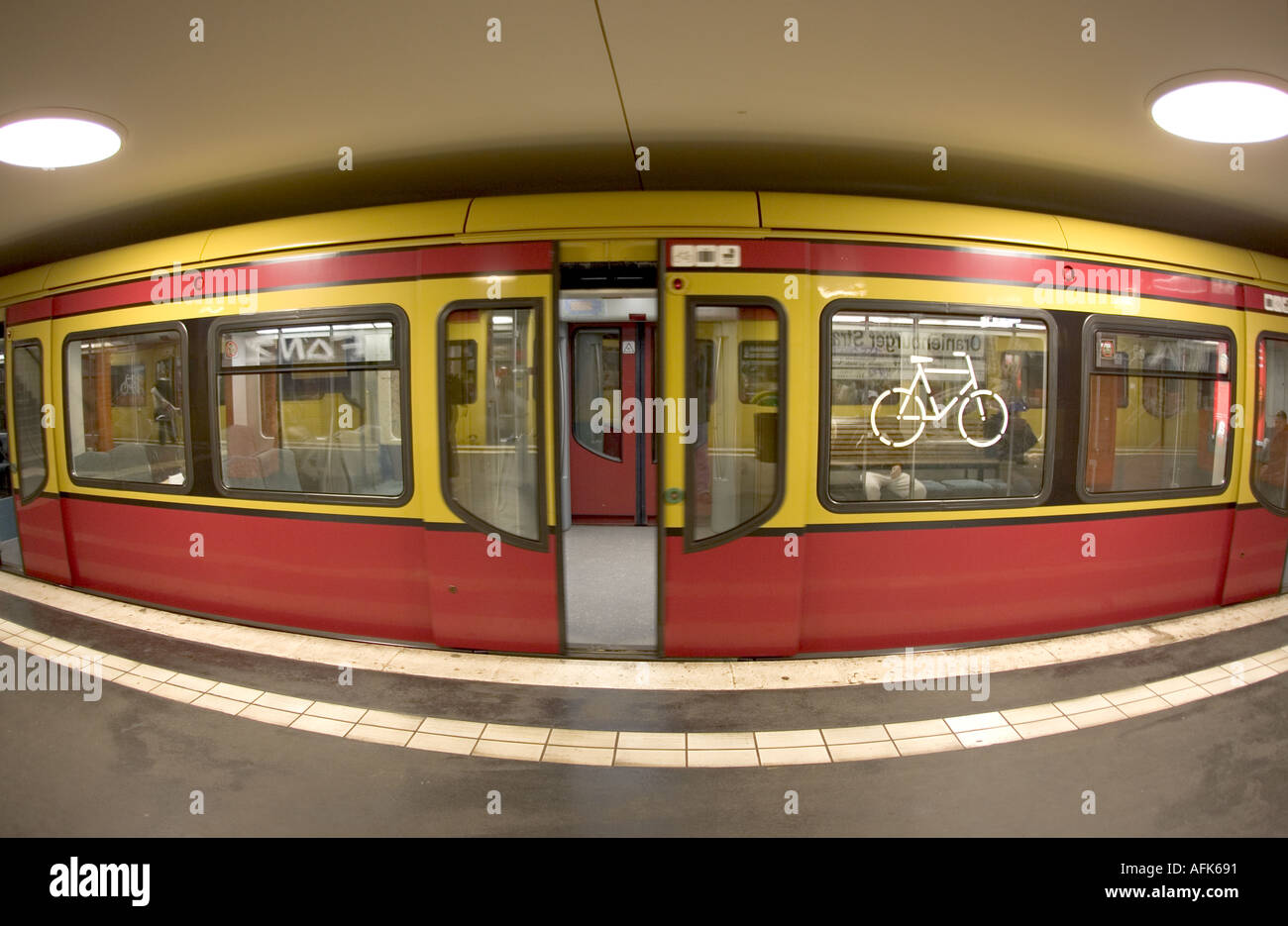 Ferma il treno della metropolitana di Berlino Foto Stock