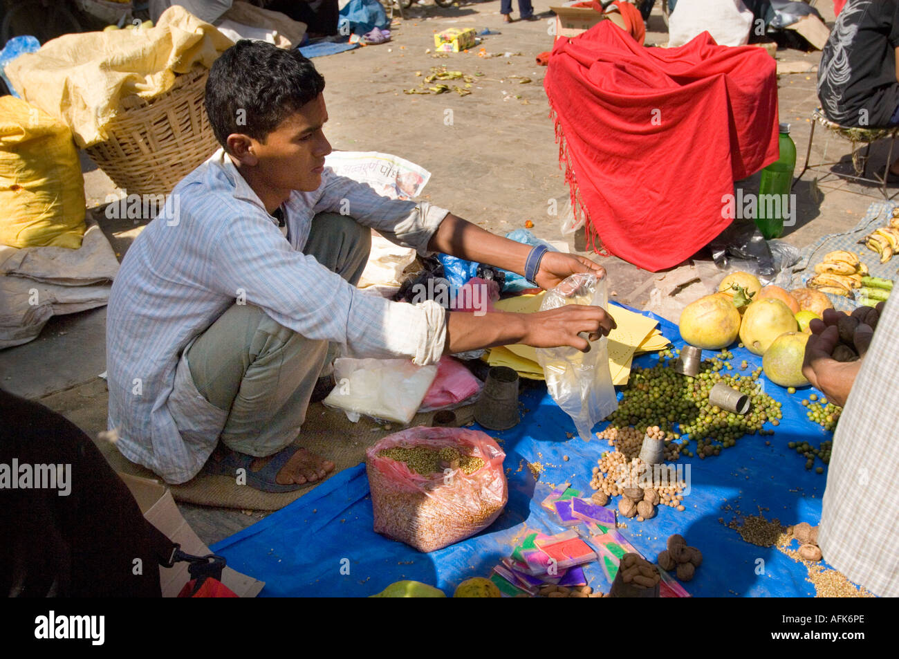 Vende marketplace Patan Durbar Square Kathmandu in Nepal Asia Katmandu fornitore venditore rivenditore al dettaglio luogo principale Foto Stock