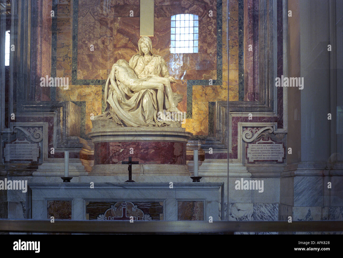 La Pietà di Michelangelo sul display nella Basilica di San Pietro in Vaticano a Roma Foto Stock
