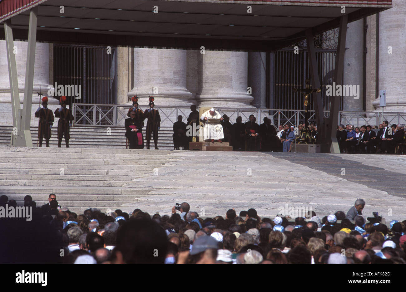 In difficoltà 84 anno Papa Giovanni Paolo II celebra la santa Messa in Piazza San Pietro a Roma s Città del Vaticano Foto Stock