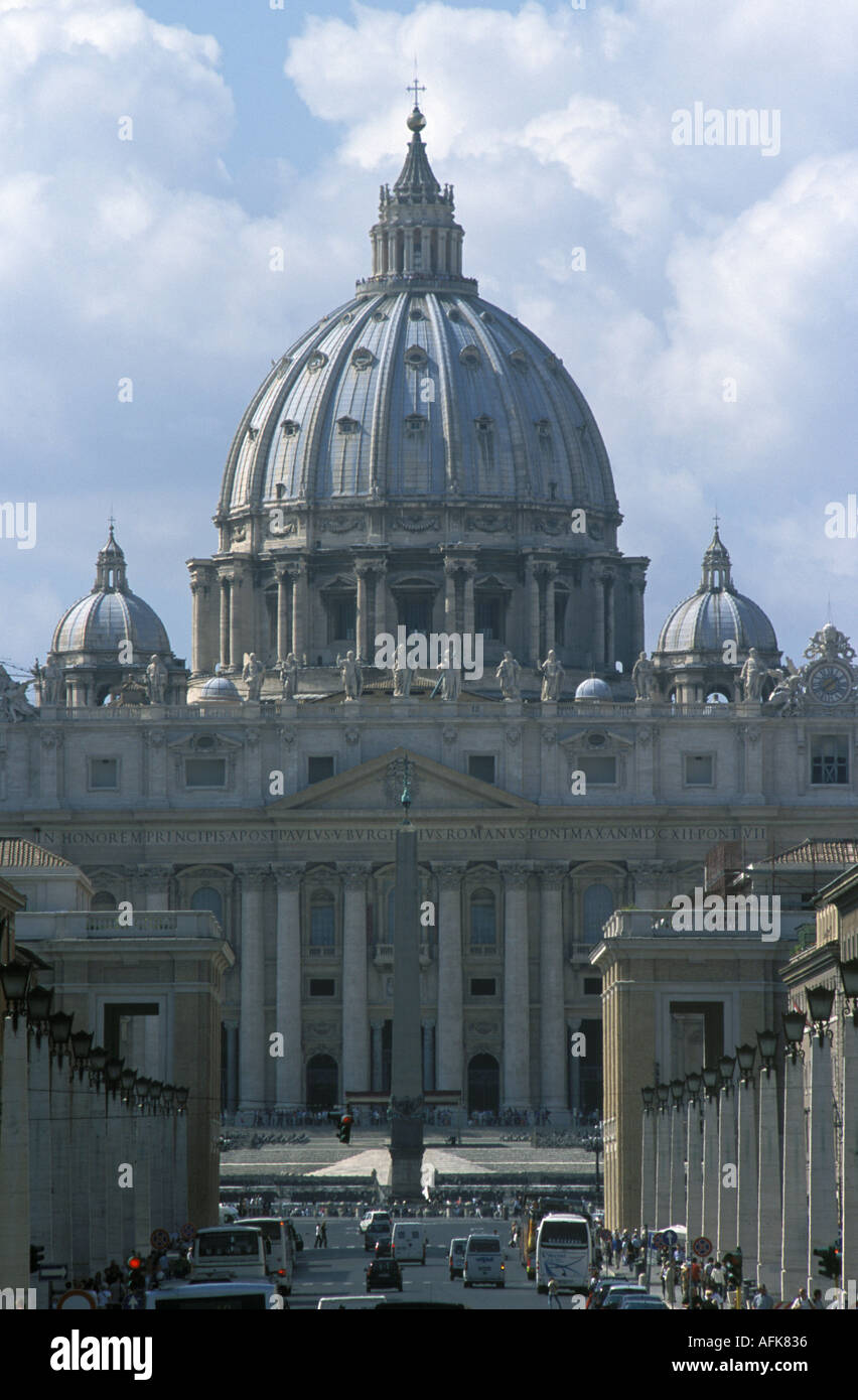 Una vista della Basilica di San Pietro a Roma Città del Vaticano Foto Stock