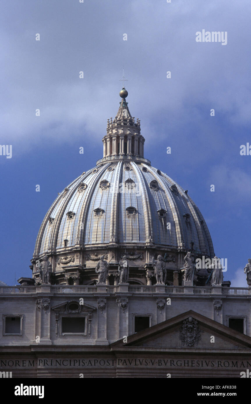 Una vista della cupola sulla Basilica di San Pietro a Roma Città del Vaticano Foto Stock