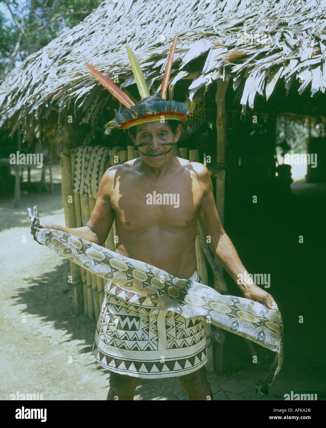 Il Perù Amazon headman di pochi restanti Bora indiani 2004 Foto Stock