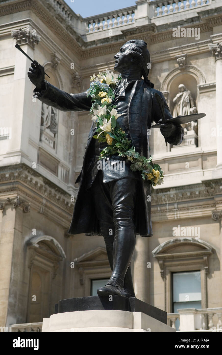 Statua di Sir Joshua Reynolds al di fuori della Royal Academy of Arts Burlington House Piccidilly central London W1 Inghilterra Foto Stock