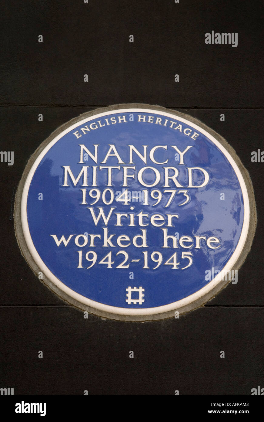 English Heritage targa blu Nancy Mitford scrittore 1904 1973 ha lavorato qui in Curzon Street. Foto Stock