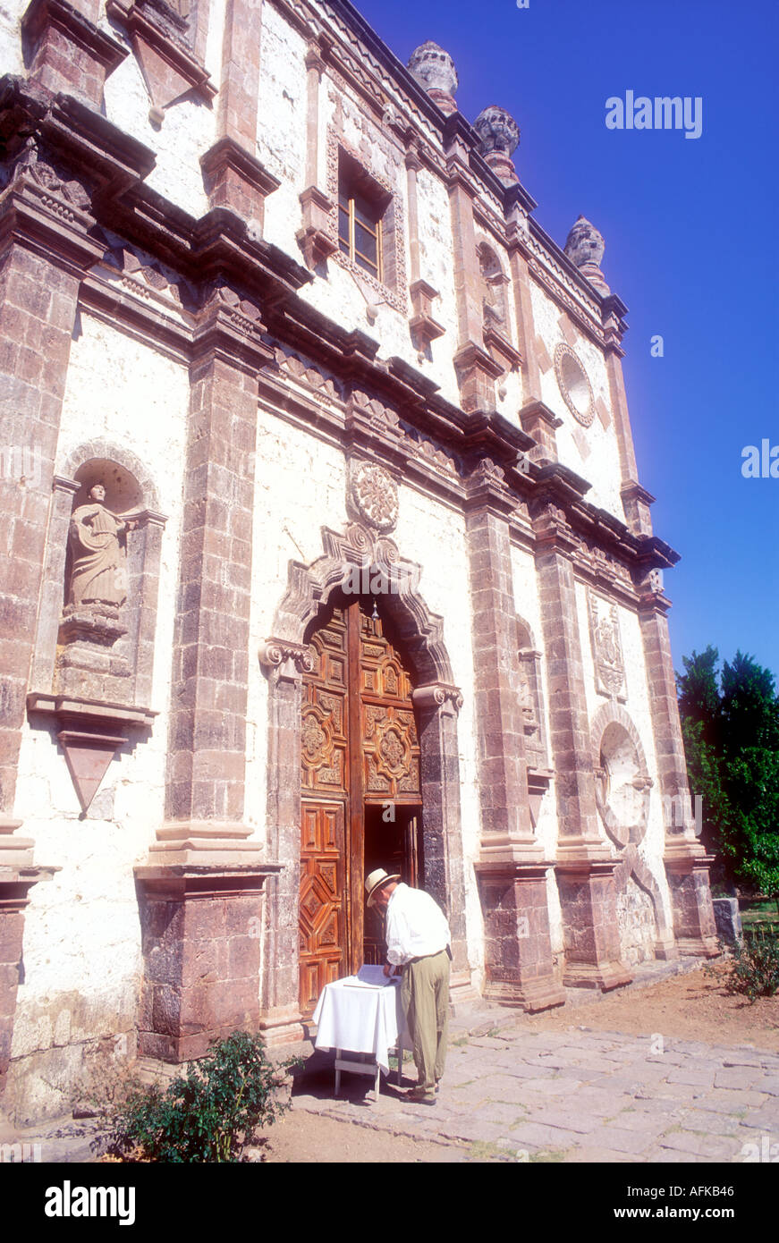Uomo al di fuori della Missione di San Ignacio in Baja California Messico Modello rilasciato foto Foto Stock