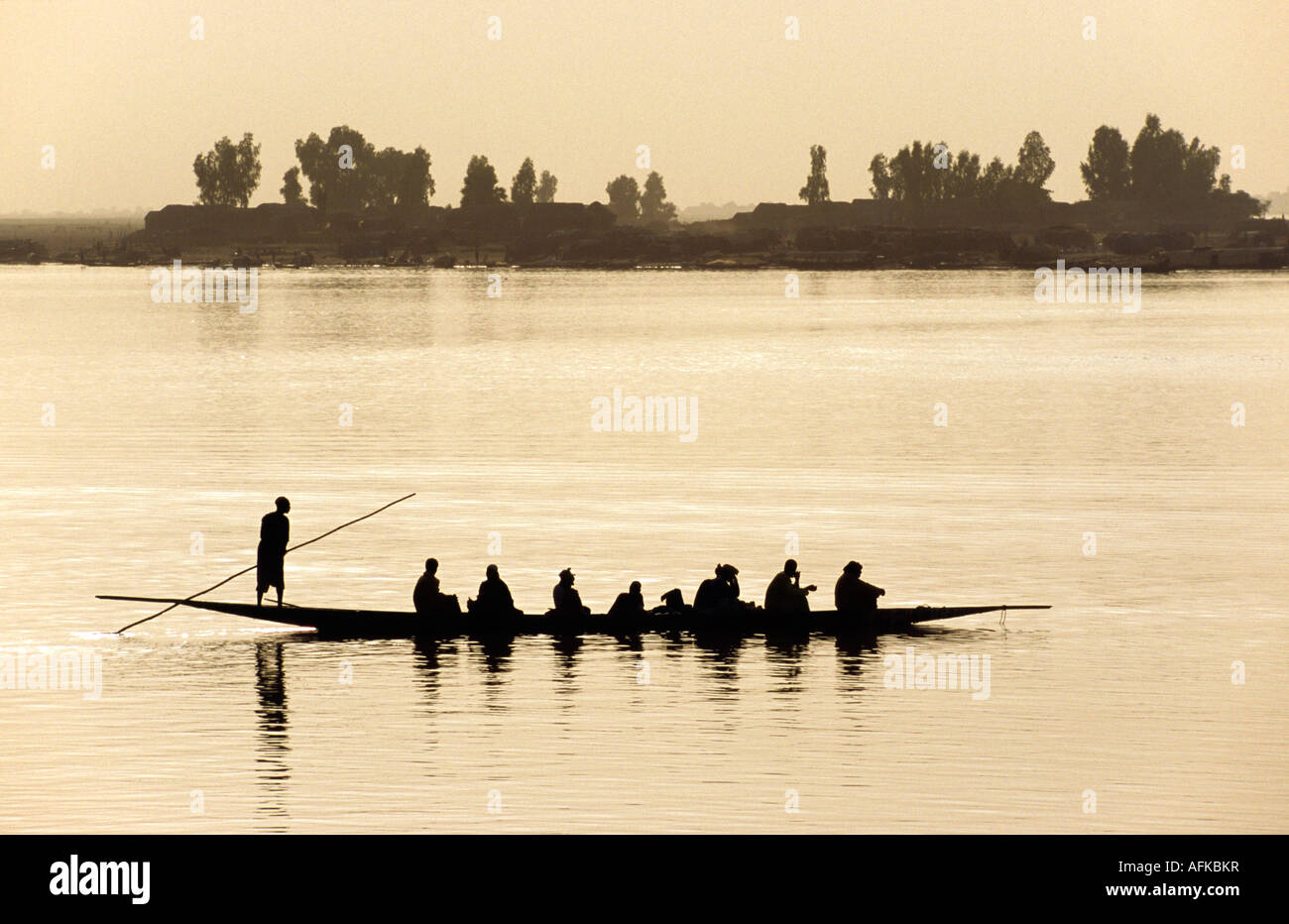 Una piroga caricato con i passeggeri viene polarizzato lungo il fiume Niger vicino a Mopti. Foto Stock