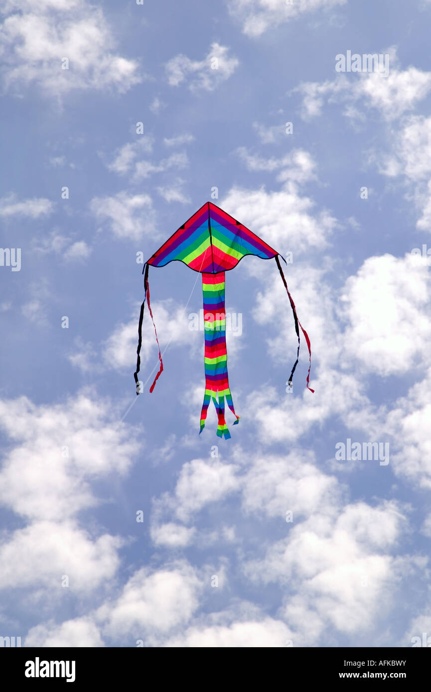 Colorato aquilone vola nel cielo Foto Stock