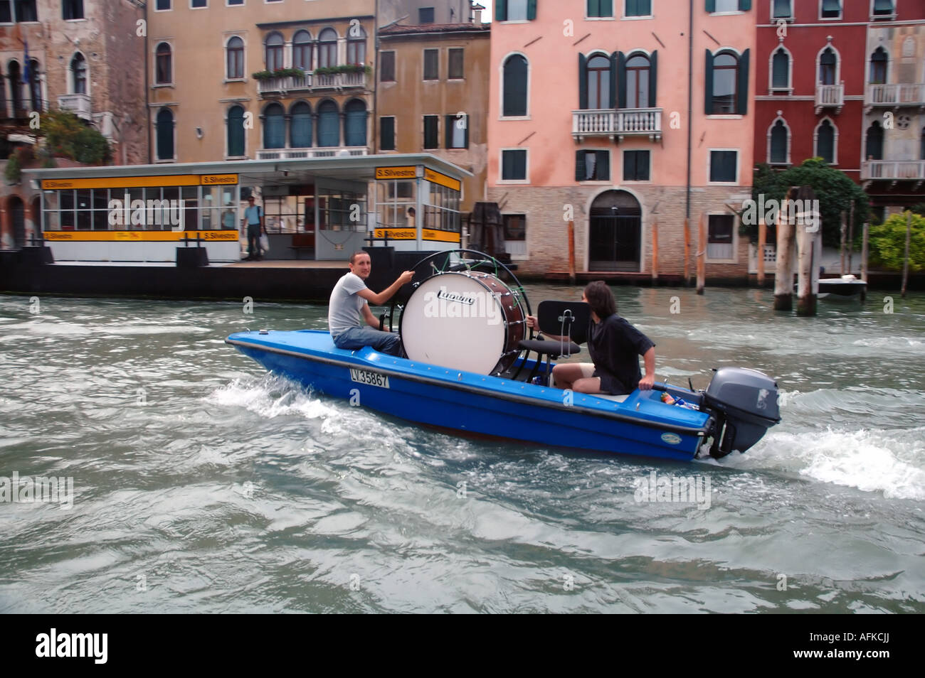 La gente del luogo il trasporto di un enorme tamburo da barca Canal Grande Venezia Italia n. MR o PR Foto Stock