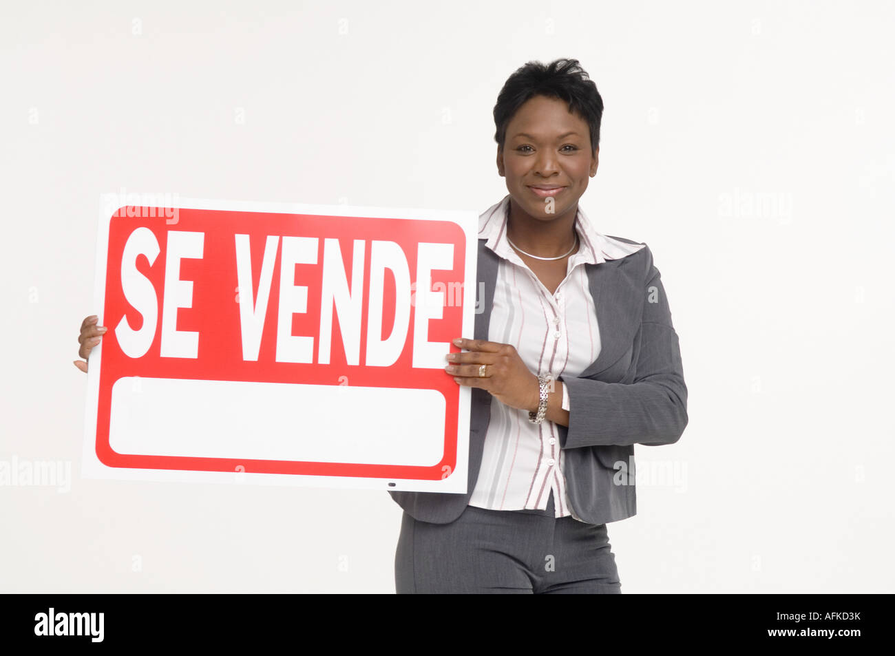 Agente Immobiliare tenendo un In vendita (Se Vendôme) firmare Foto Stock