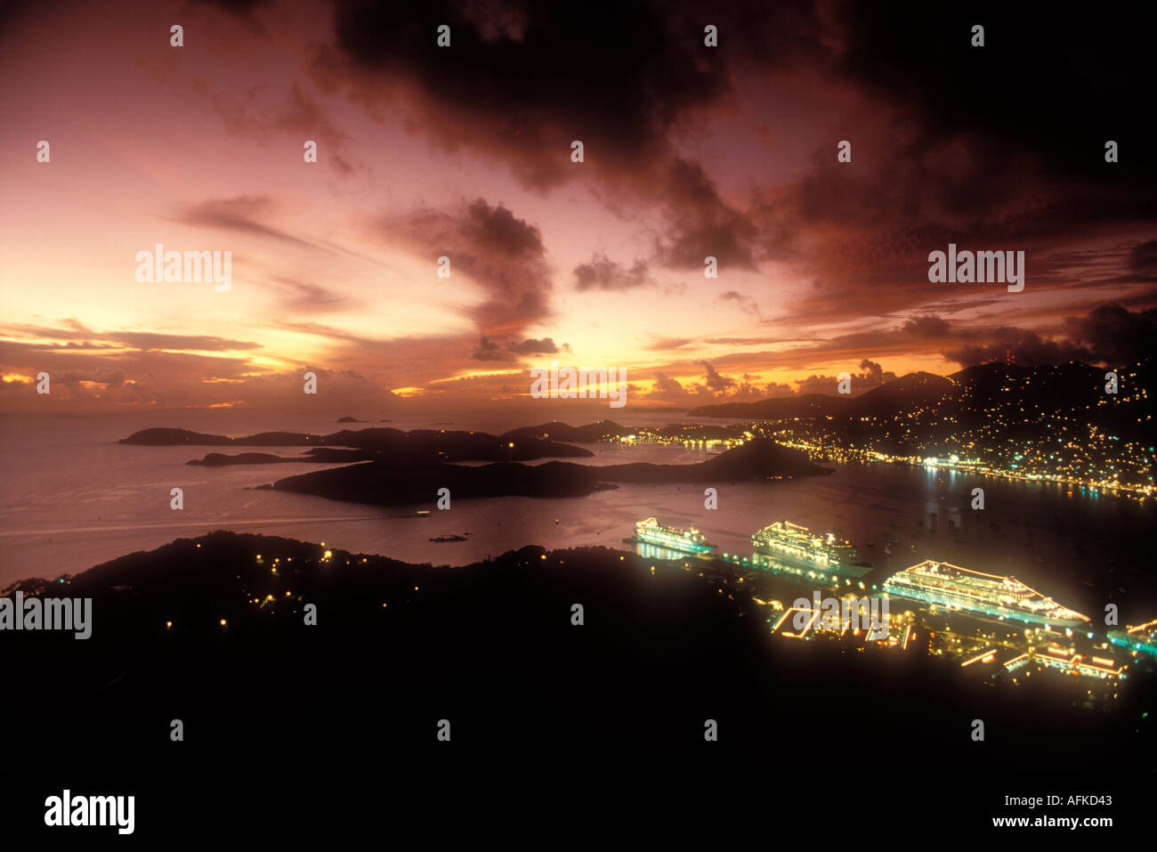 Vista serale su Charlotte Amalie Harbor sull'isola di St Thomas Isole Vergini degli Stati Uniti Caraibi USVI Foto Stock