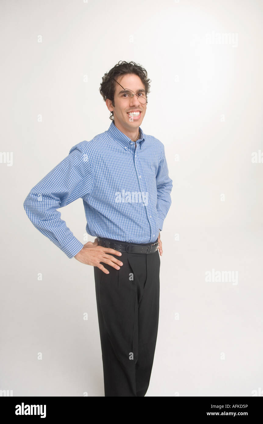 Uomo che indossa gli occhiali storti Foto stock - Alamy