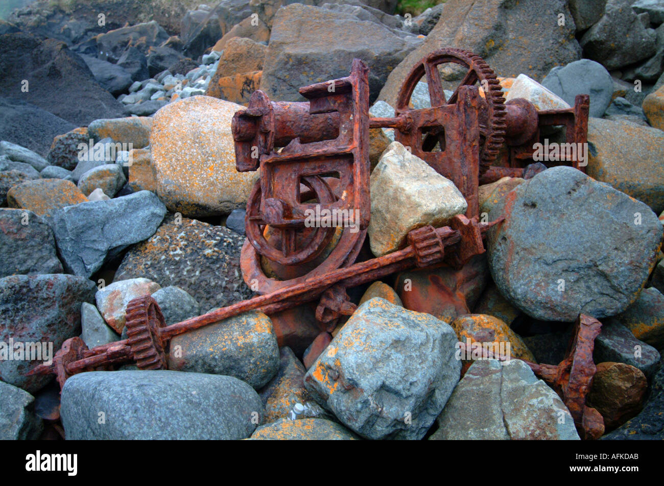 Rimane del macchinario minerario abbandonato a Porth Ysgo miniera di manganese Lleyn Peninsular North Wales UK Europa Foto Stock