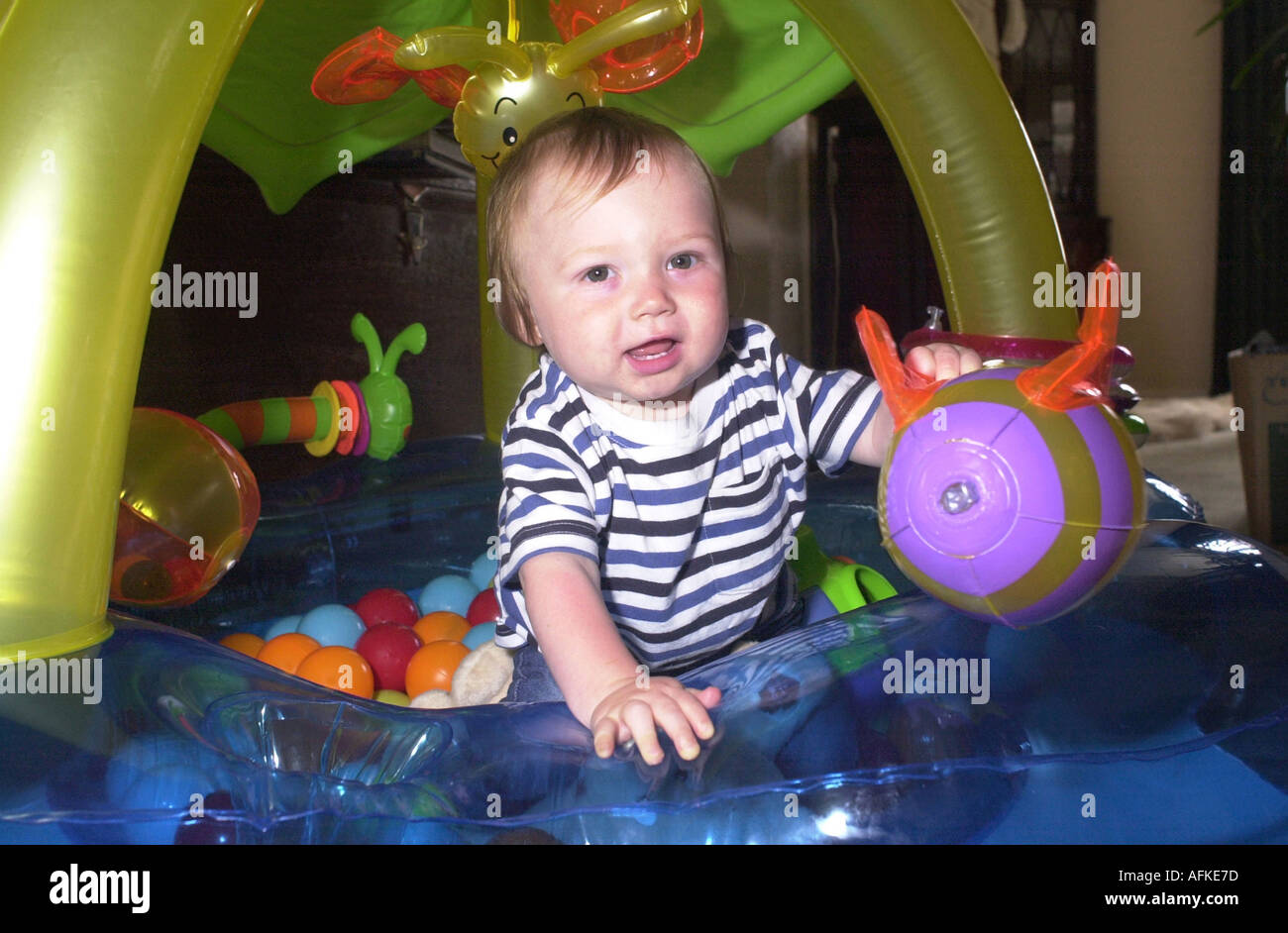 Bambino Ritratto di un bambino gioca nel suo Ball Park Foto Stock