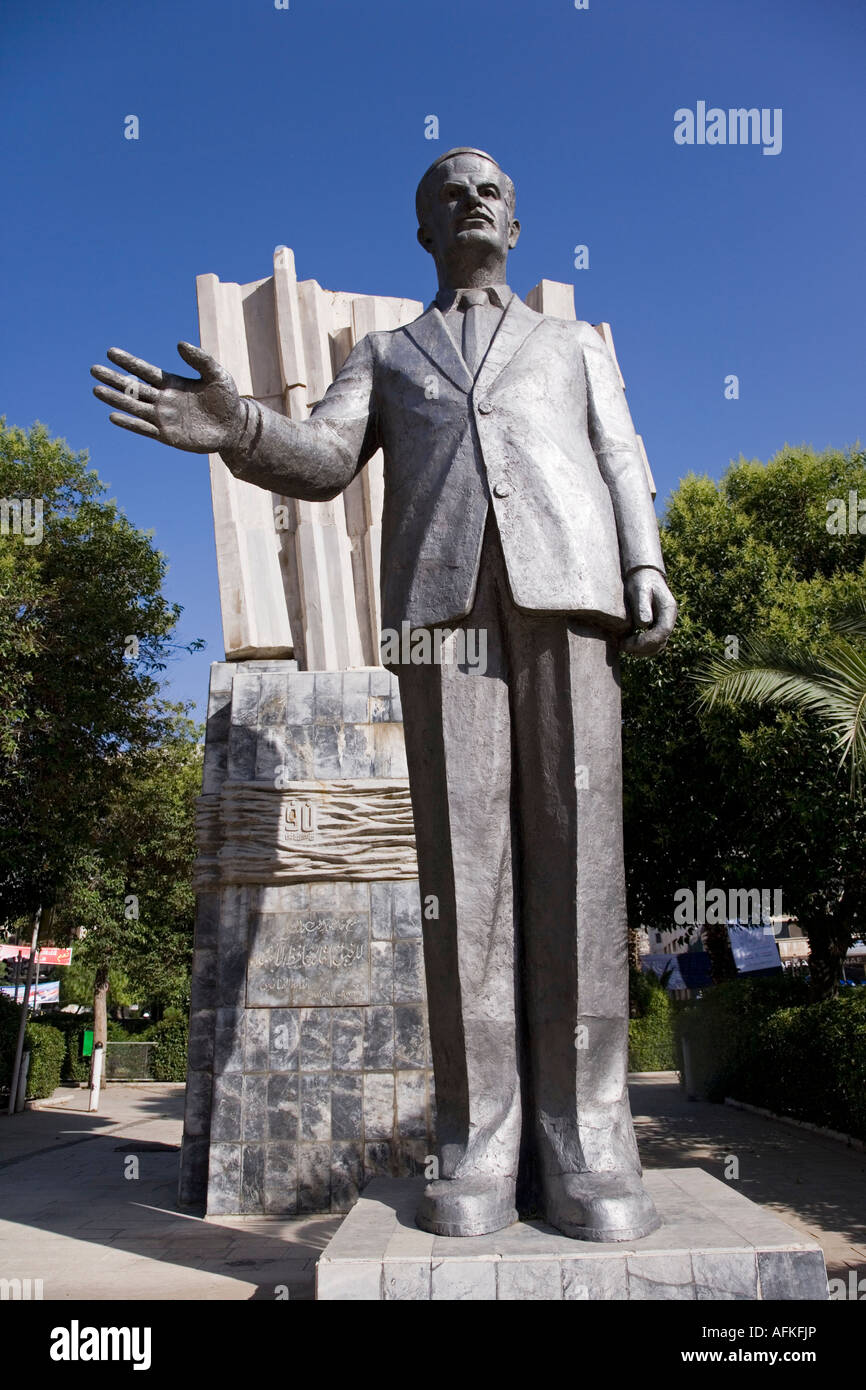 Una gigantesca statua di Hafez al Assad nel centro cittadino di Damasco. Governò la Siria con un pugno di ferro per 34 anni Foto Stock