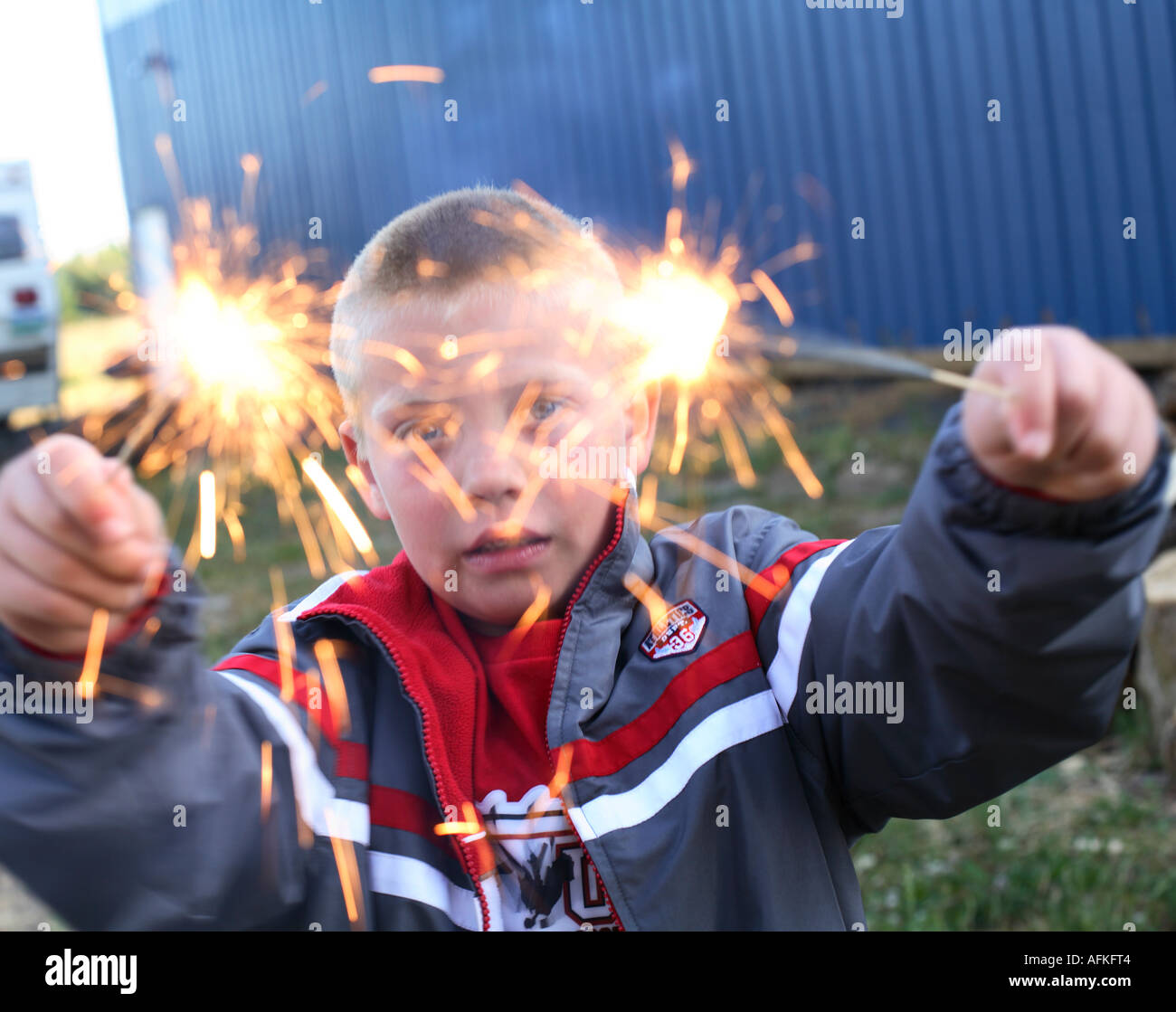 Ragazzo holding fuochi d'artificio botti Foto Stock