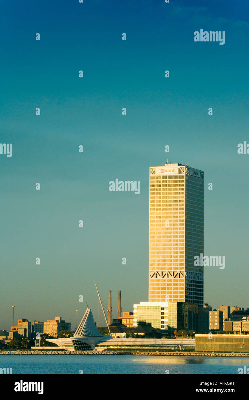 Vista della US Bank building e lo skyline dal Lago Michigan Milwaukee Wisconsin USA Foto Stock