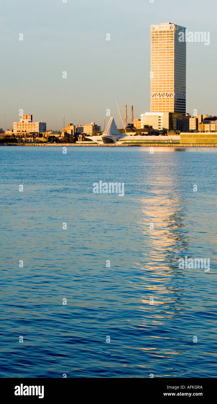 Vista della US Bank building e lo skyline dal Lago Michigan Milwaukee Wisconsin USA Foto Stock