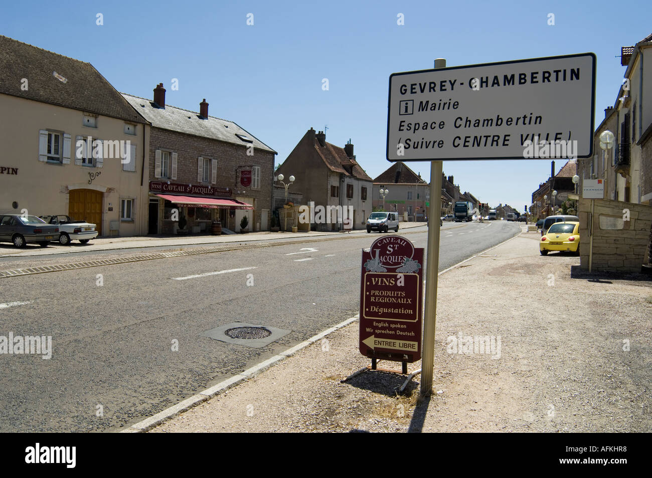 Segnaletica e strada vuota nel tranquillo villaggio di borgogna di Gevrey Chambertin, Francia in estate il sole Foto Stock