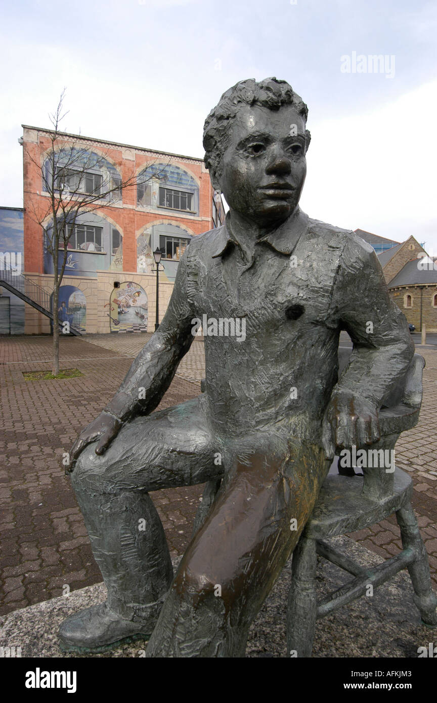 Statua di Dylan Thomas a Swansea Marina South Wales Cymru , con il Dylan Thomas teatro in background Foto Stock