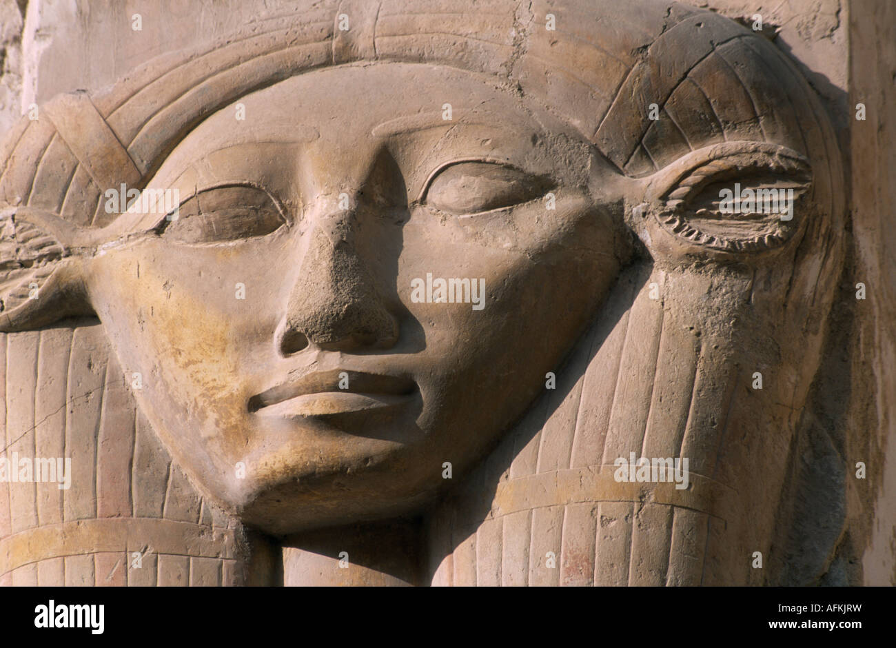 Egitto Nord Africa Medio oriente della valle del Nilo Tebe Deir el-Bari Hatshepsut tempio mortuario della colonna con testa della dea Hathor Foto Stock