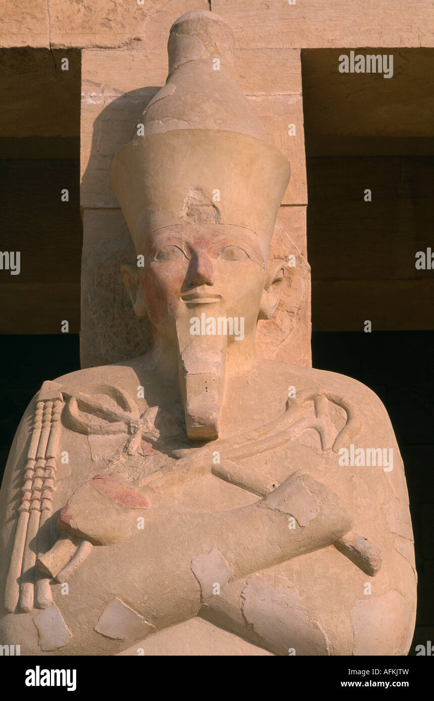 Egitto Nord Africa Medio oriente della valle del Nilo Tebe Deir el-Bari il Faraone Hatshepsut tempio mortuario la sua statua di Osiride come un uomo Foto Stock