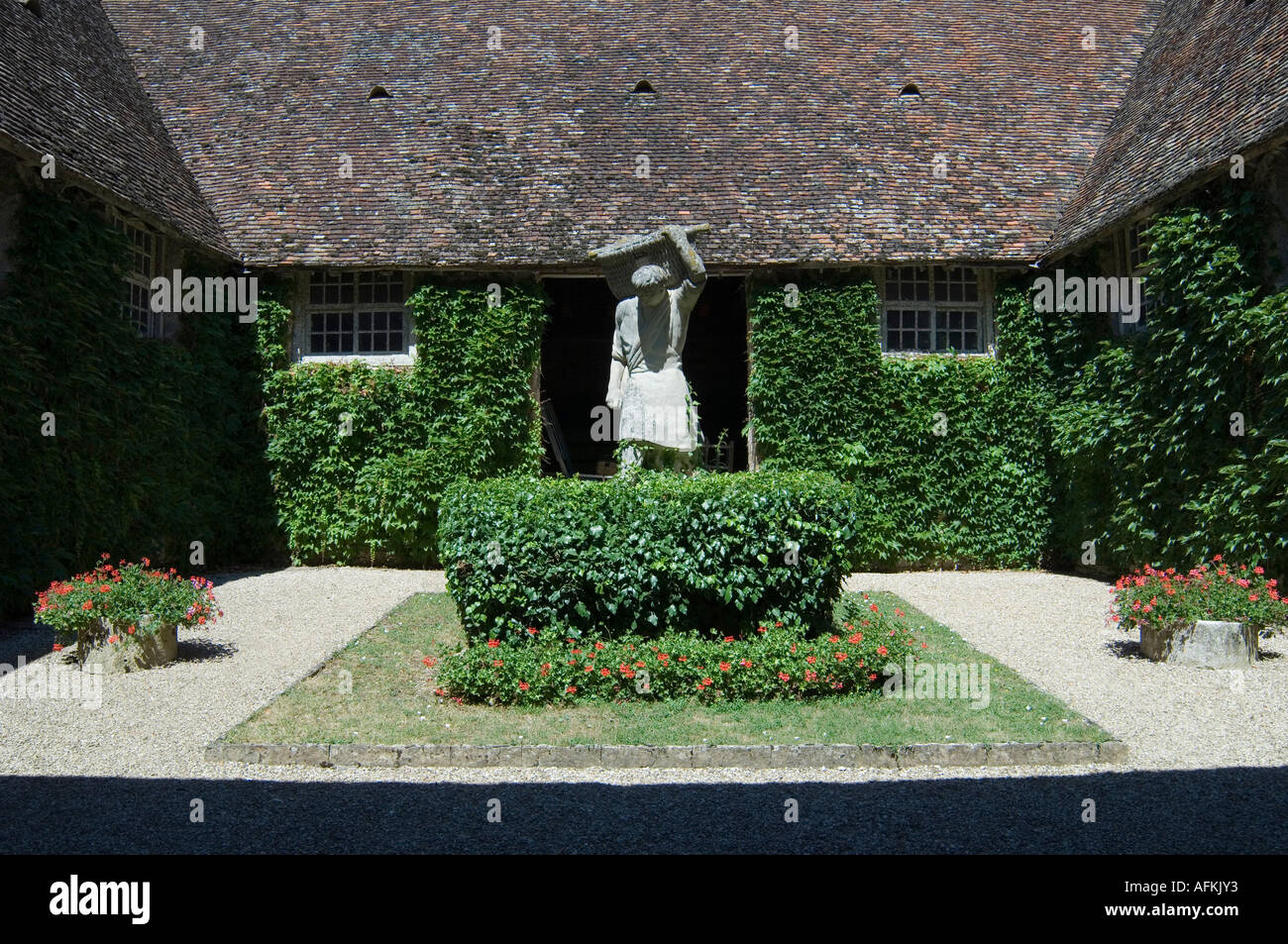 Il cortile e la statua a Chateau Clos de Vougeot, Borgogna, Francia Foto Stock