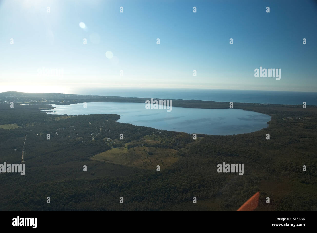 Sottile striscia di terra che separa il mare dalla costa di acqua fresca  del lago Foto stock - Alamy
