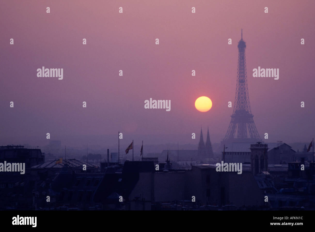 Silhouette della Torre Eiffel e su Parigi skyline al tramonto, Parigi, Francia. Foto Stock