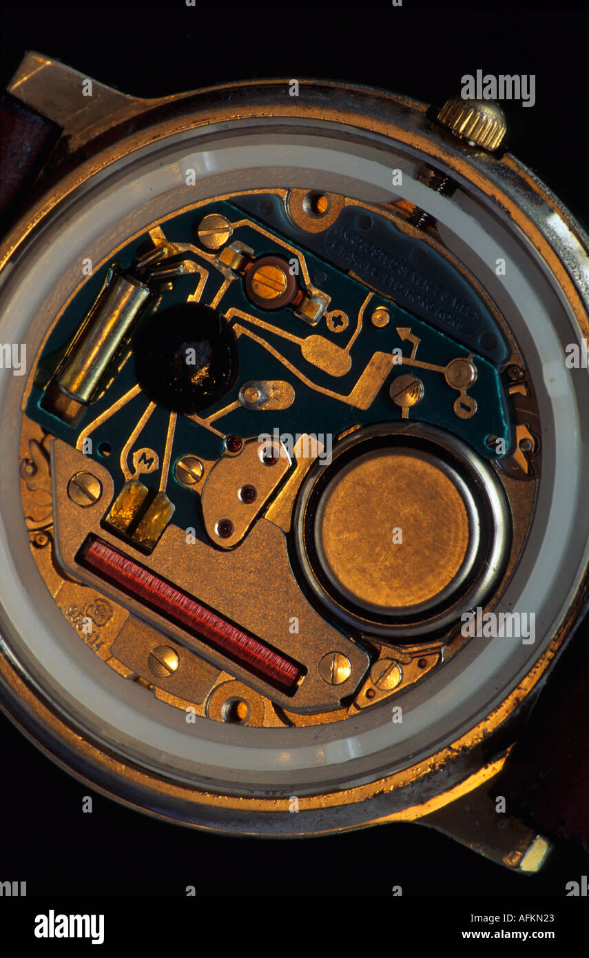 Circuito integrato e la batteria all'interno di un orologio da polso Foto  stock - Alamy
