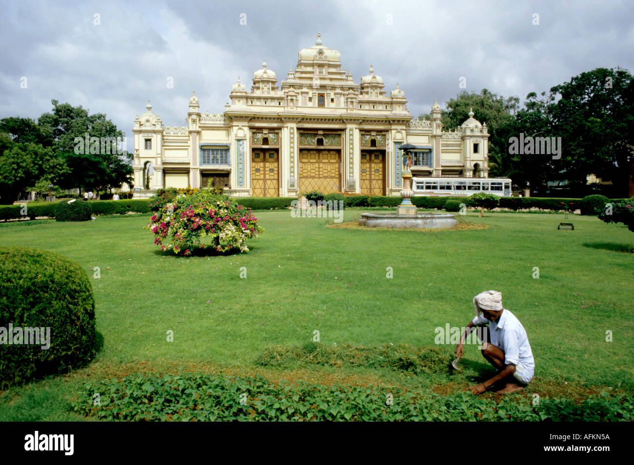 L'uomo giardinaggio al Jaganmohan Palace, Mysore, India - ora una galleria d'arte Foto Stock