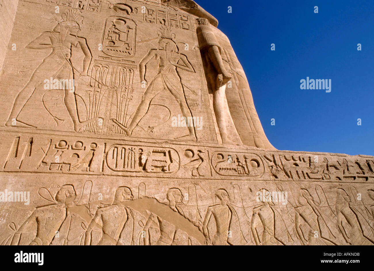 Egitto Abu Simbel - bassorilievi geroglifici su Ramses 2 / ii tempio Foto Stock