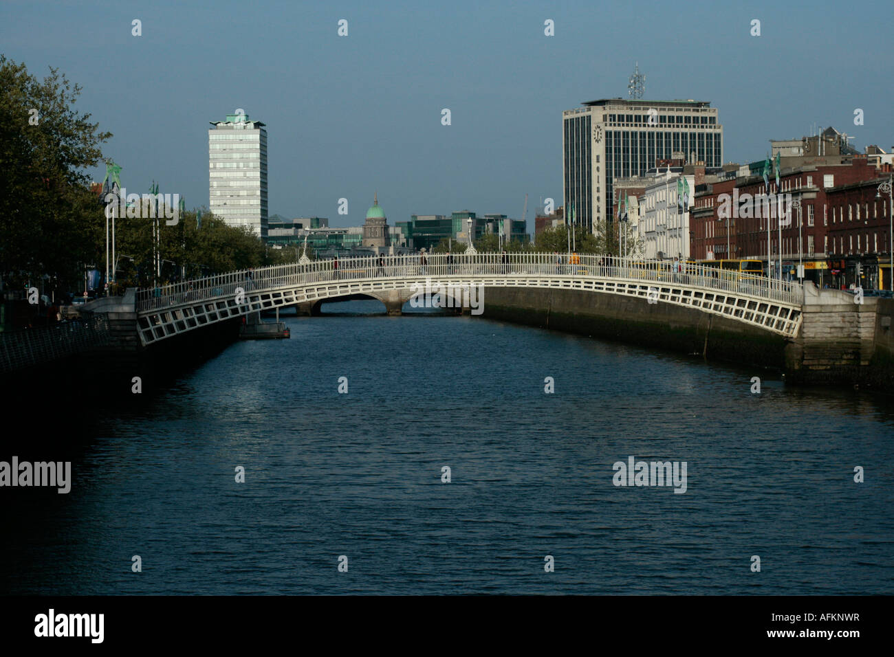 Visualizza in basso sul fiume Liffey e centro della città di Dublino Foto Stock