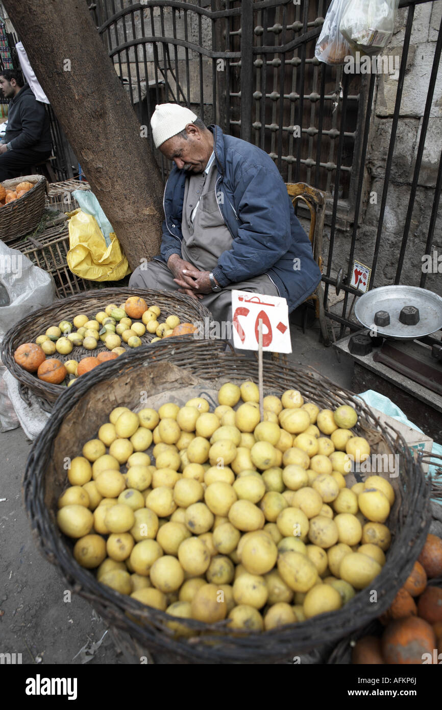 Orange venditore dormire a Il Cairo, Egitto Foto Stock