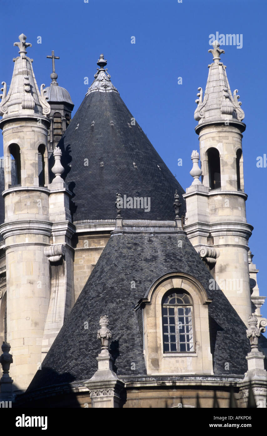 Le caratteristiche architettoniche sul tetto di una chiesa vicino al Louvre di Parigi, Francia. Foto Stock