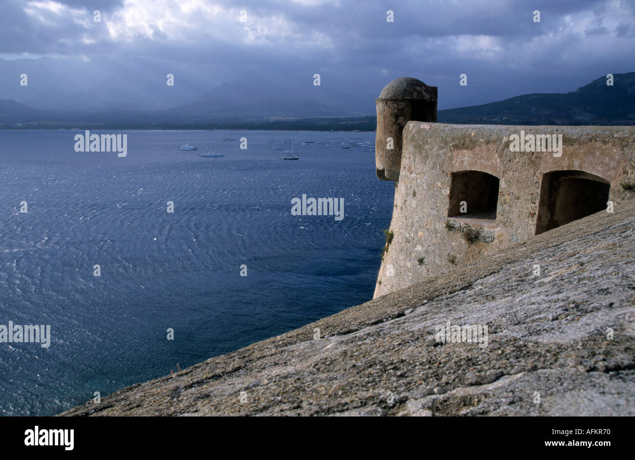 Cittadella fortificata lungo la costa in Calvi, Corsica, Francia. Foto Stock