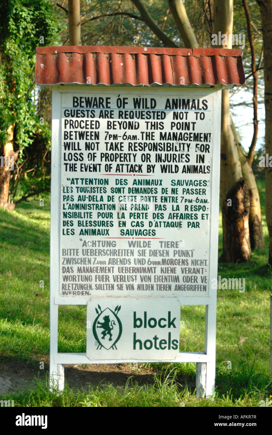 Segno di avvertimento del pericolo di animali selvatici nei giardini del lago Naivasha Club Kenya Africa orientale Foto Stock
