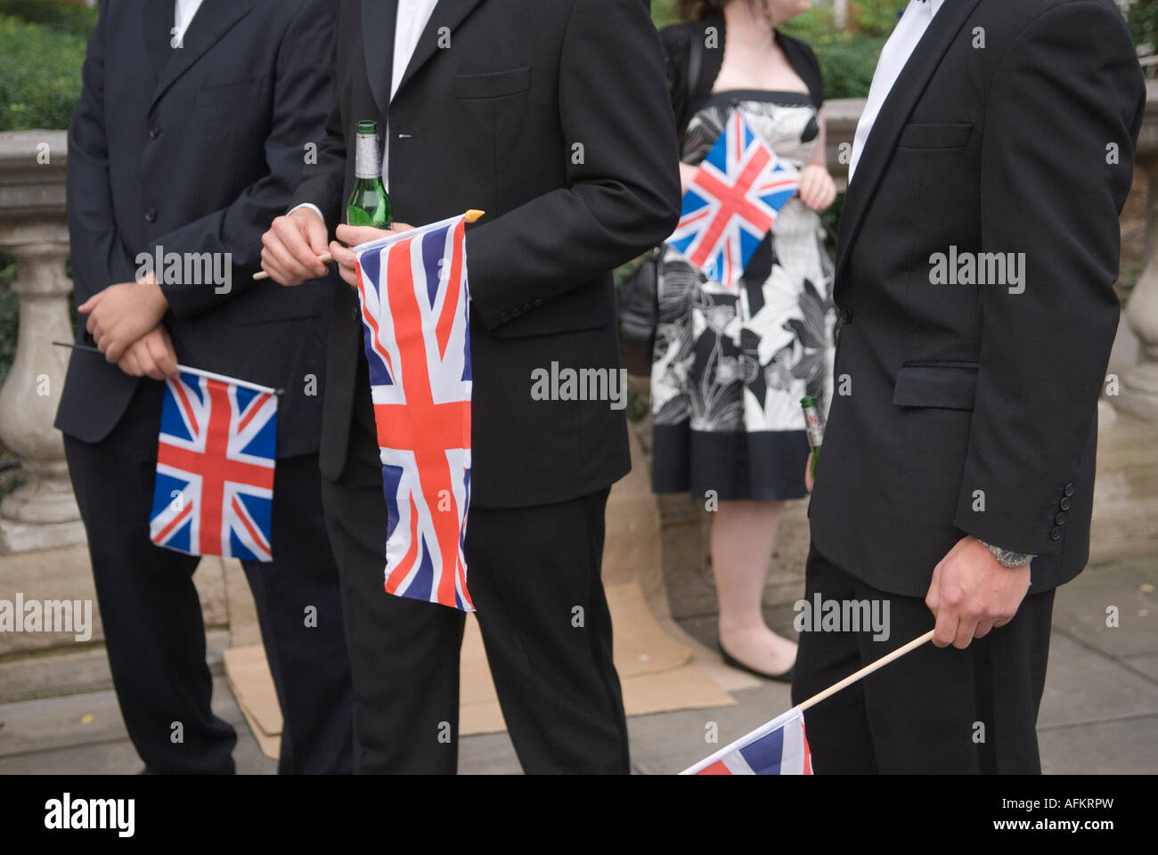 Gruppo di uomini patriottica donna con Union Jack Flag e bottiglia di birra. London REGNO UNITO Foto Stock