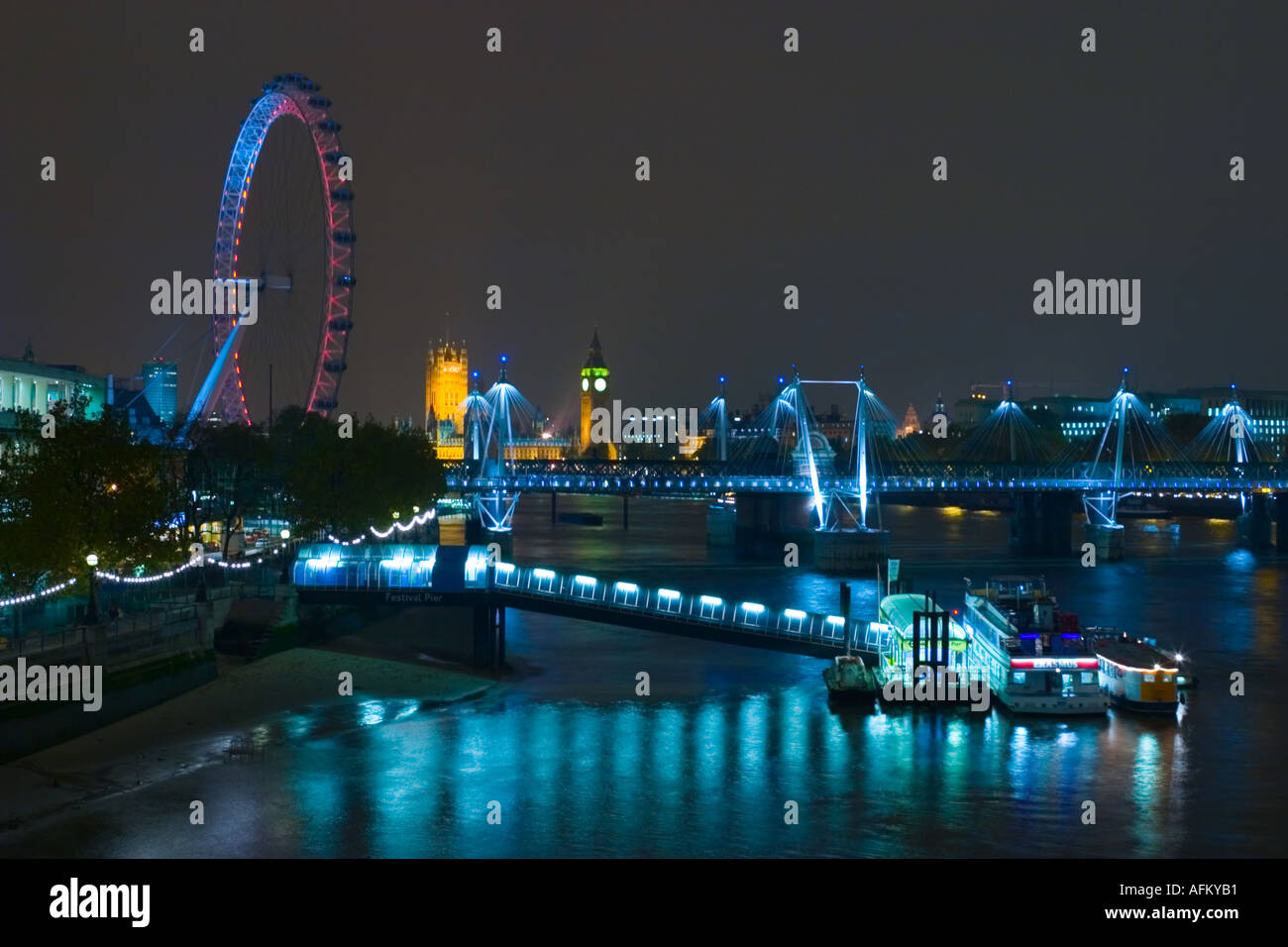 London Thames scena notturna guardando ad ovest da Waterloo Bridge Nov 2003 Foto Stock