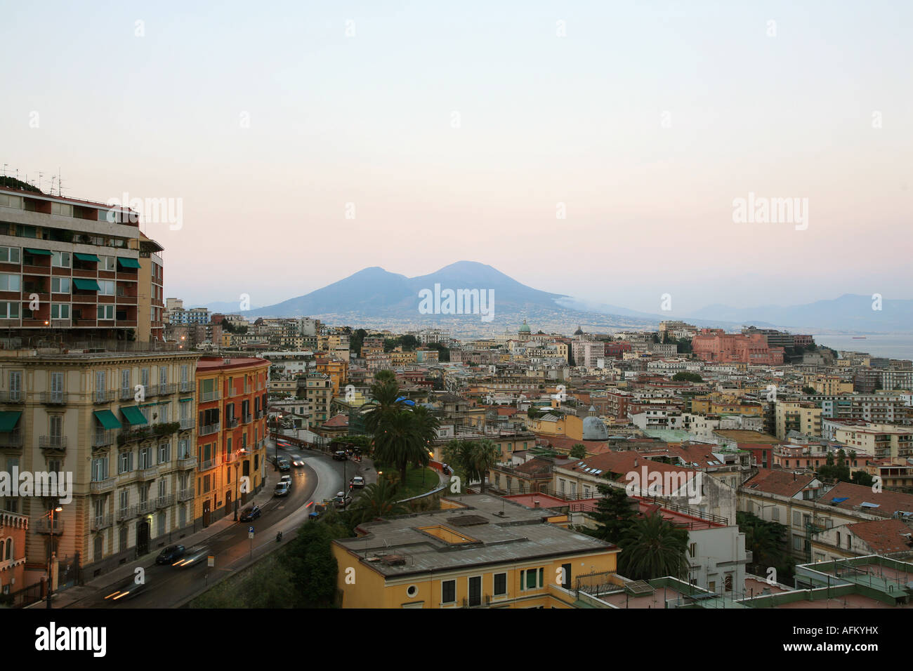 Vista del golfo di Napoli e la Costiera con il Vesuvio sullo sfondo Foto Stock