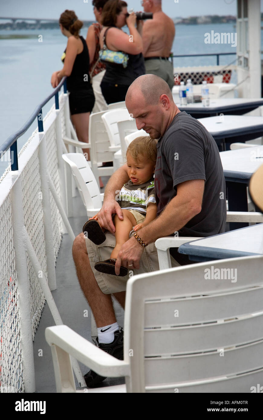 Uomo di prendersi cura di suo figlio in cima gita in barca di crociera vittoria St Augustine Florida Foto Stock