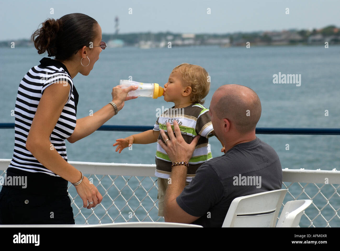 I genitori del bambino di alimentazione sulla cima di visite turistiche in barca di crociera vittoria St Augustine Florida Foto Stock