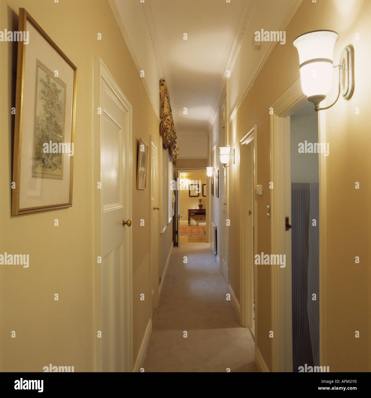 Accese le luci a parete nel corridoio di hotel Foto Stock